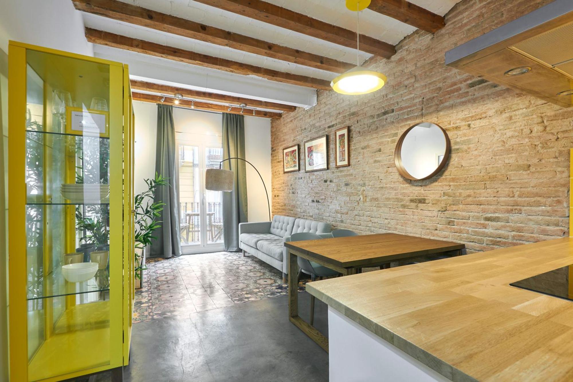 64 Apartment In A Typical Barcelona'S Old Building Экстерьер фото