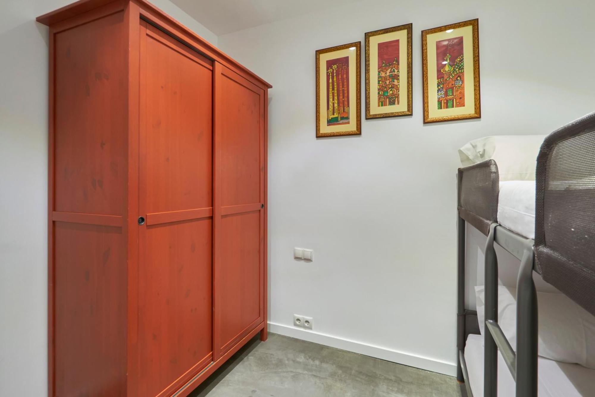 64 Apartment In A Typical Barcelona'S Old Building Экстерьер фото
