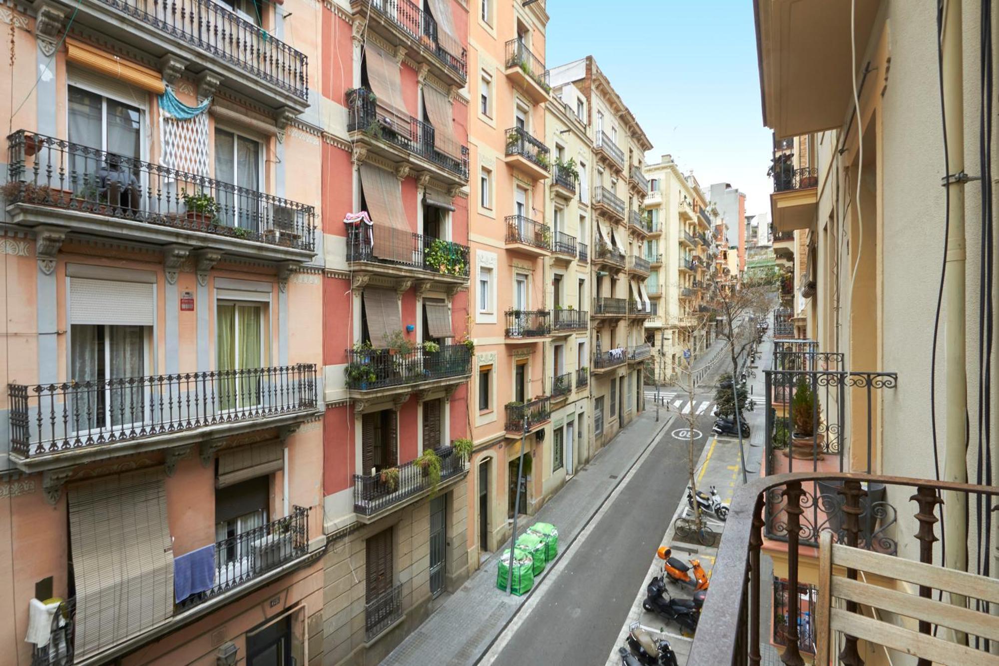64 Apartment In A Typical Barcelona'S Old Building Экстерьер фото