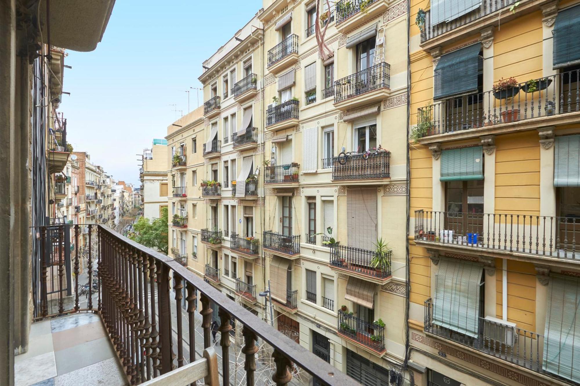 64 Apartment In A Typical Barcelona'S Old Building Экстерьер фото
